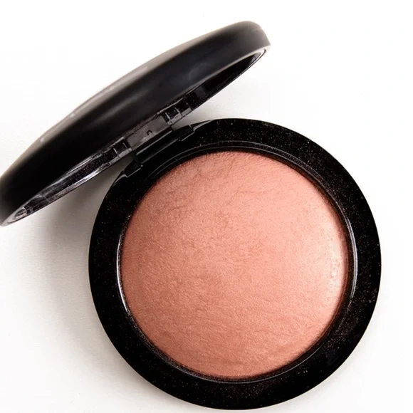 MAC Cosmetics Mineralize Skin Finish - Highlight the Truth - Limited Edition - Picture 2 of 3